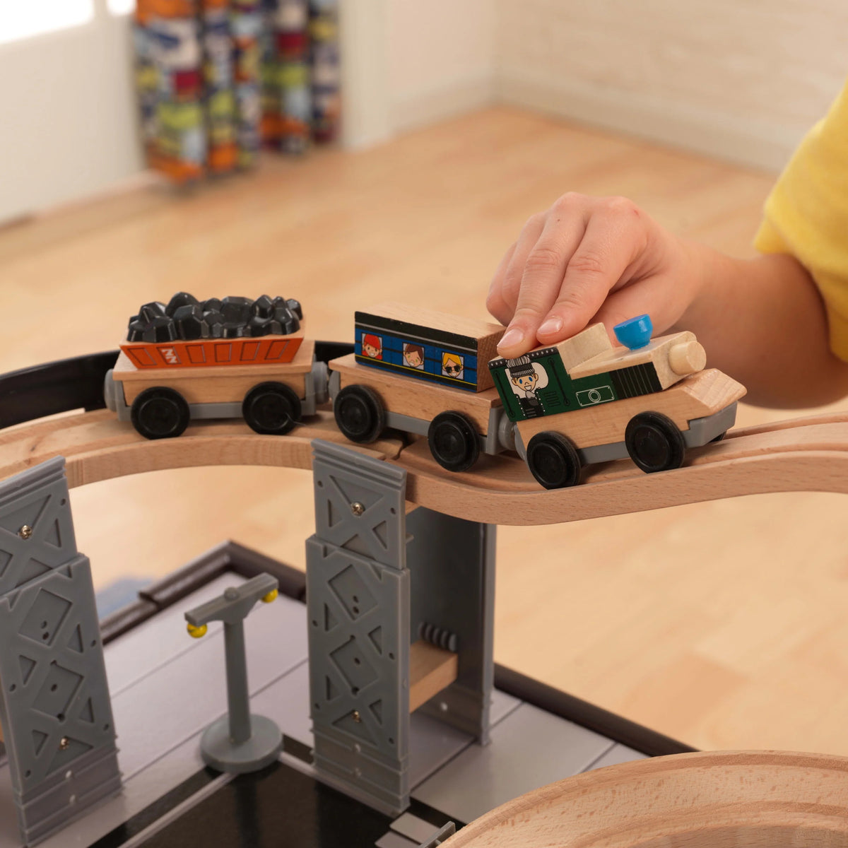 Wooden Train Set and Train Table with 100 Accessories Z951293