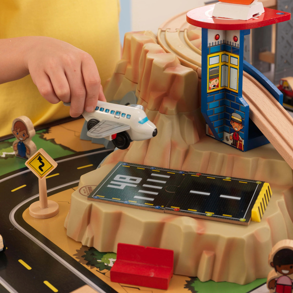 Wooden Train Set and Train Table with 100 Accessories Z951293