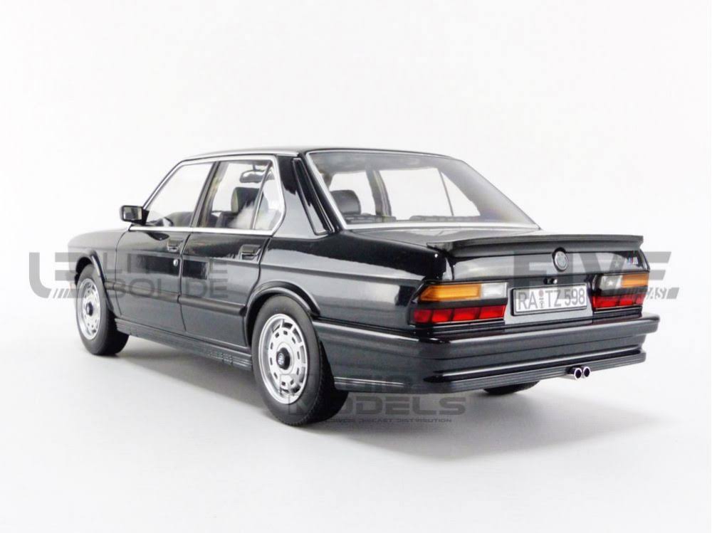 Black Metallic 1/18 Diecast Model Car Z74636