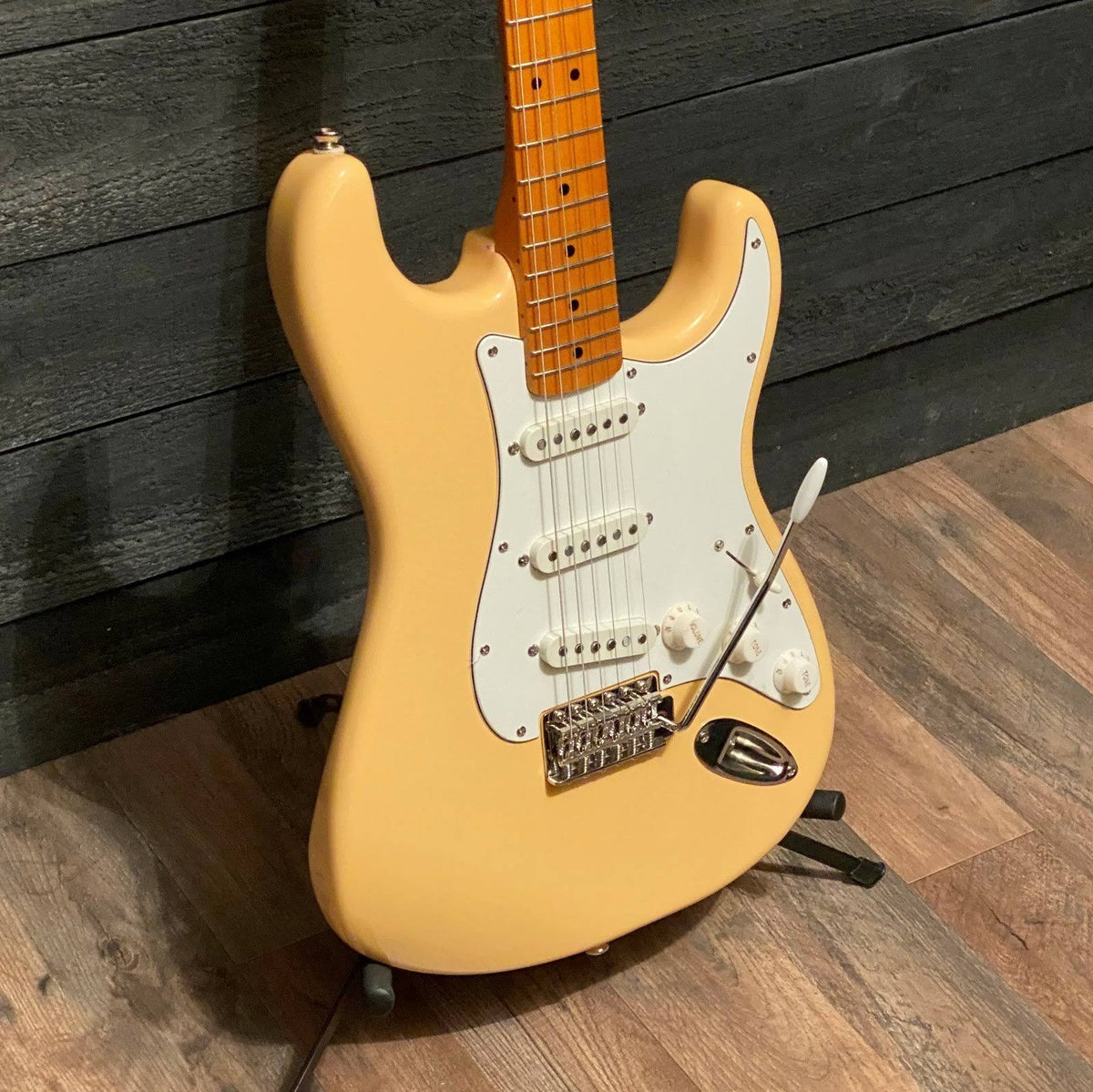 Vintage White Stratocaster Guitar X2753