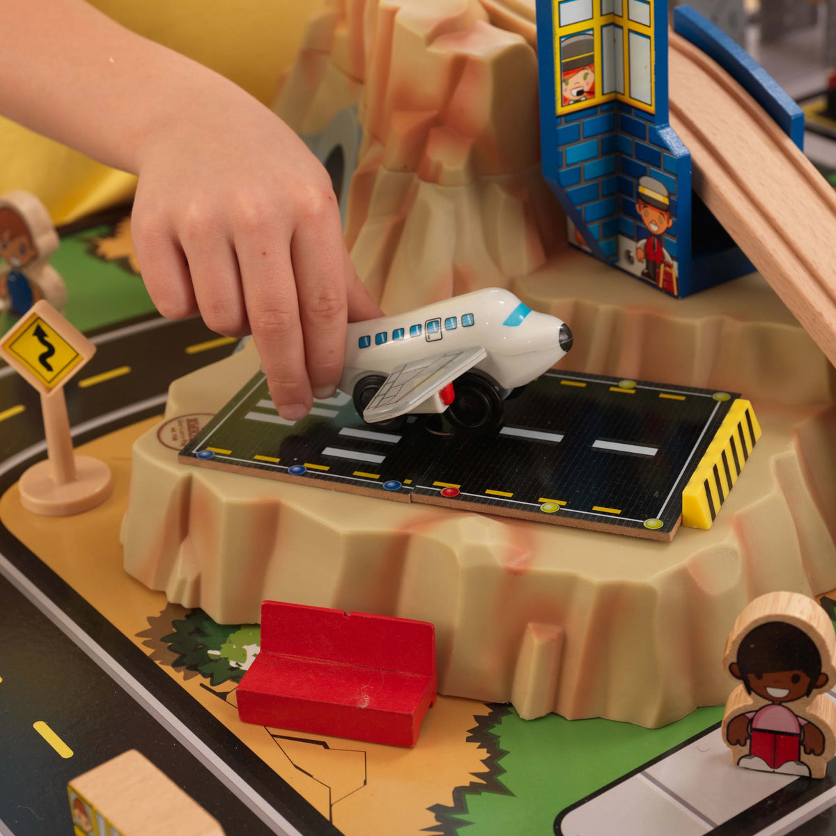 Wooden Train Set and Train Table with 100 Accessories Z951293