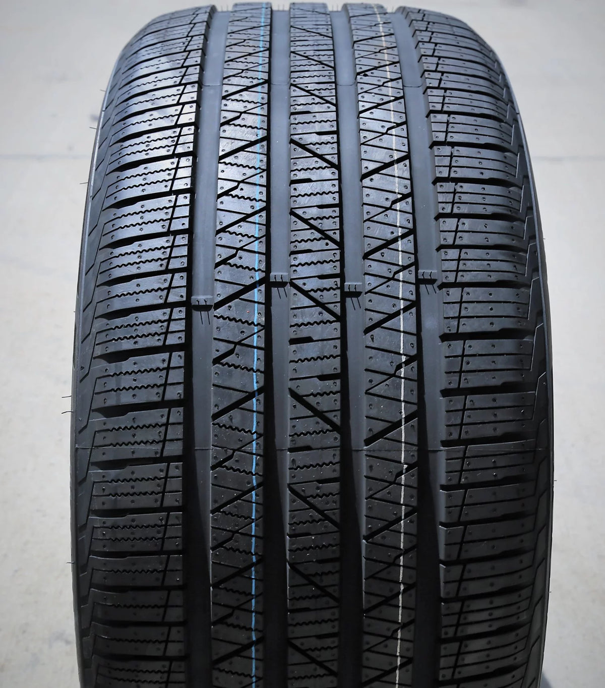 All Season 285/40R22 110H XL SUV/Crossover Tire R549
